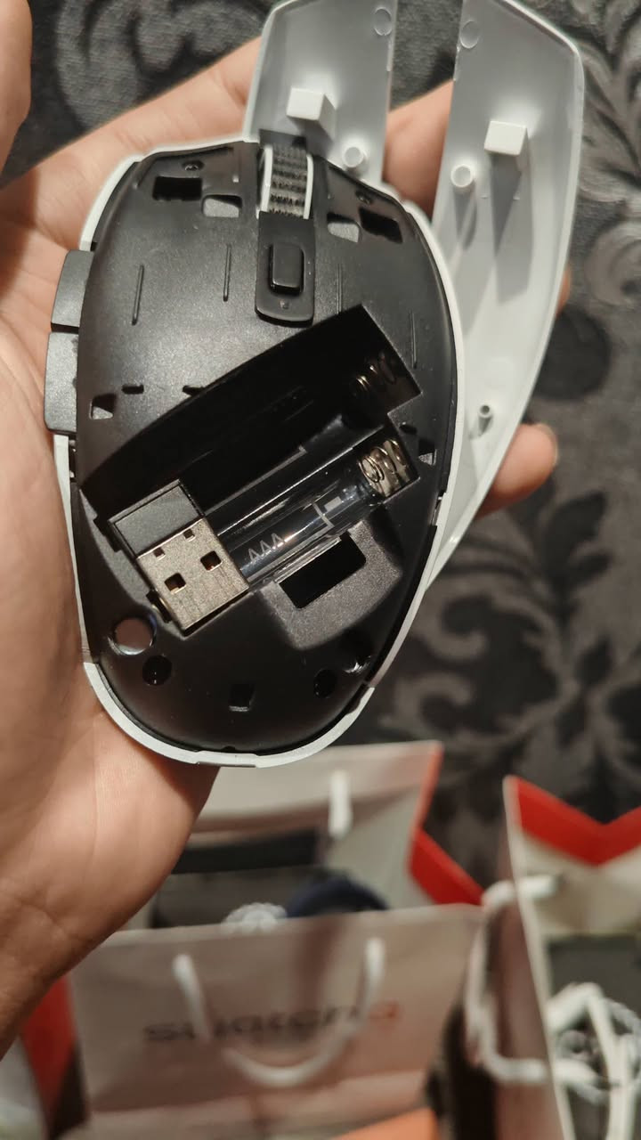 ماوسين جدد من ريزر استخدام شخصي 
الاول ماوس razer naga pro
 نسخة وايرليس لون اسود 
جديد كامل كل القطع 
ب60 الف 

الثاني razer orochi v2 wireless 
نسخة وايرليس لون ابيض 
جديد غير مستخدم 
ب40 الف 

توصيل متوفر 
***********
