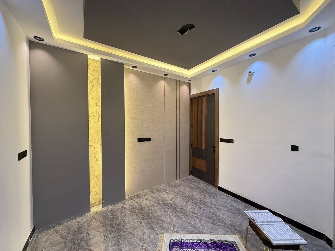 اللهم صلِ على محمد وآل محمد
🌟دار 75متر للبيع:-الدار بنائه فول 

 منضومه كامرات منضومه ساحبات  منضومه ستلايت كله مأسس بالمواد الحديثه الاصليه وكذلك نقاط الكهرباء 

🌟الدار طابقين يحتوي على 3غرف نوم 

وحمام 2 واحد بالطابق الارضي والثاني في الطابق الثاني

السعر((واتساب☎️)) مع ملحقاته

🌟نوع الملك طابو زراعي ملك صرف سند25

🌟حي البساتين شارع احمد الوائلي

للأستفسار:

  ابراهيم الكناني. ***********

ابو الاشتر الزيادي***********
