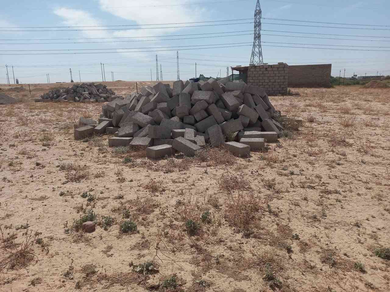 عاده النشر 
للبيع الأرض 
مساحه الارض ١٤٥٠ متر مربع 
موقع الأرض السكنيه قريبه على محطه الكهرباء 
تريد بالمتر تريد شلع 
***********  ***********

