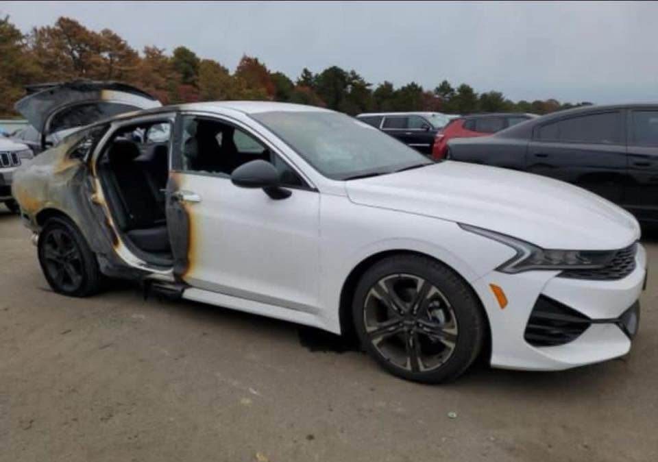 السلام عليكم
للبيع k5 2023
Gt line 
فول عدا الفتحة 
37 mi
الحادث كما موضح في الصور
السعر 145$
***********
بغداد
