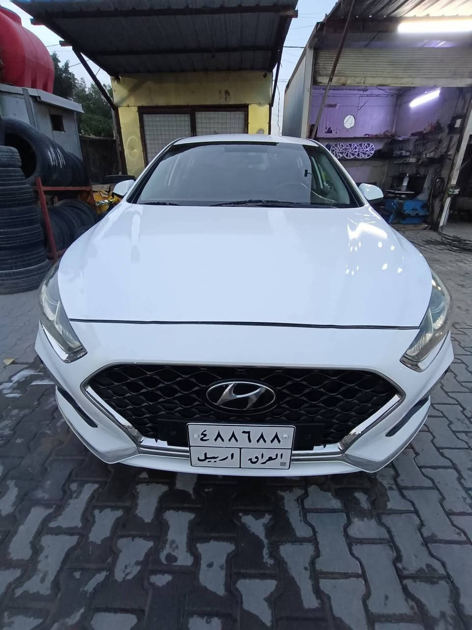 سوناتا .. موديل. 2018 .. SE ..... (اليبل واحد)
محرك 2400 ...GDI 
ثلاث انظمة قيادة (Sport -Normal - Eco ) 
تحكم جهتين 
مثبت سرعه (Cruise) 
شاشة كبيره 
رادار خلفي+ جانبي 
منظومة انارة زينون شركة ابرايد ( Bright ) 
محرك أو كير او حجر بيئة أو حداديه كله مكفول 
صور الحادث ورقم شاصي موجود داخل صور 
(ملاحظة) بيه مكان تقشير بوجه القماره ومصلحه او البنيد بيه تقشير ومغلف فابلوم الاماني 
السعر ب 133 أو بيه مجال 
العنوان نجف حي سلام شارع العين قرب كراج بغداد 
الاستفسار اكثر اتصل ***********
