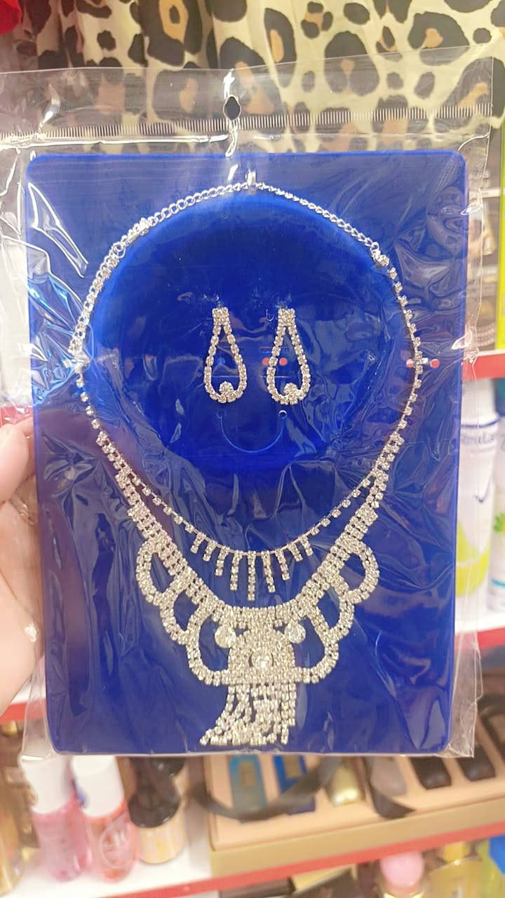مجوهرات نسائية فضية اللون مزينة بكريستال.


**إذا كنت صاحب هذا الإعلان وتريد حذفه لأي سبب، رجاءا أرسل رسالة إلى الدعم الفني**