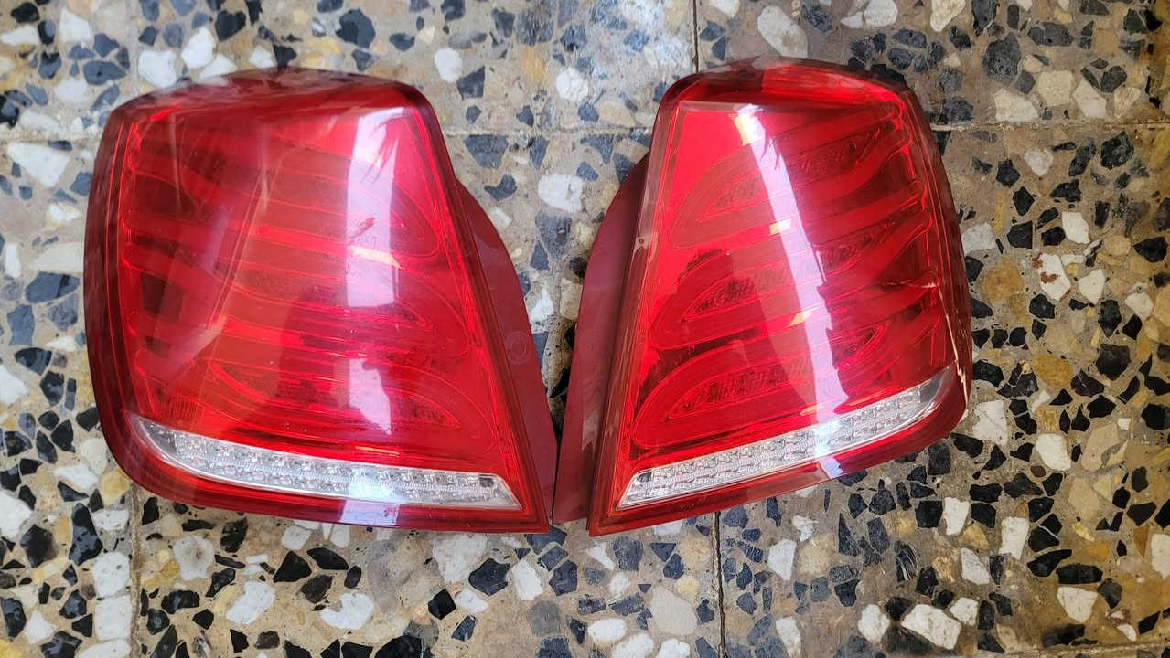 من رخصه الادمن الغالي 

بك لايت لد تجاري اصلي 75 الف
بك لايت تفصيخ 50 الف 
فتحت بنيد 10 الف 
مري شفط اصلي تفصيخ 50 الف 
ويل كب فوسنك هوه والتايرات ثنين جدد وثنين نص عمر 250 الف 
بطاين تفصيخ 60 الف 

***********
