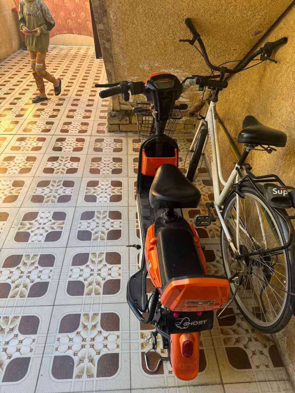 سلام عليكم
دراجه شحن 
لون 🧡
الدراجه جديده ونظيفه غراضها كلها موجوده ما مستخدمه هواي 
هاذه رقم صاحب الدراجه  *********** 

بكانها بغداد الشعله
