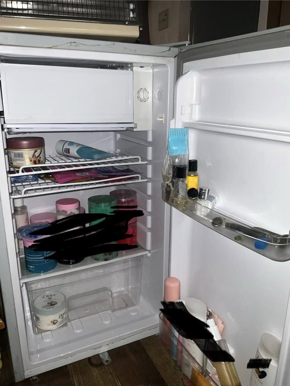 تخم قنفات نضيف ٢٠٠
ميز تلفزيون ٥٠
ثلاجة خمسه قدم ١٤٠
***********
