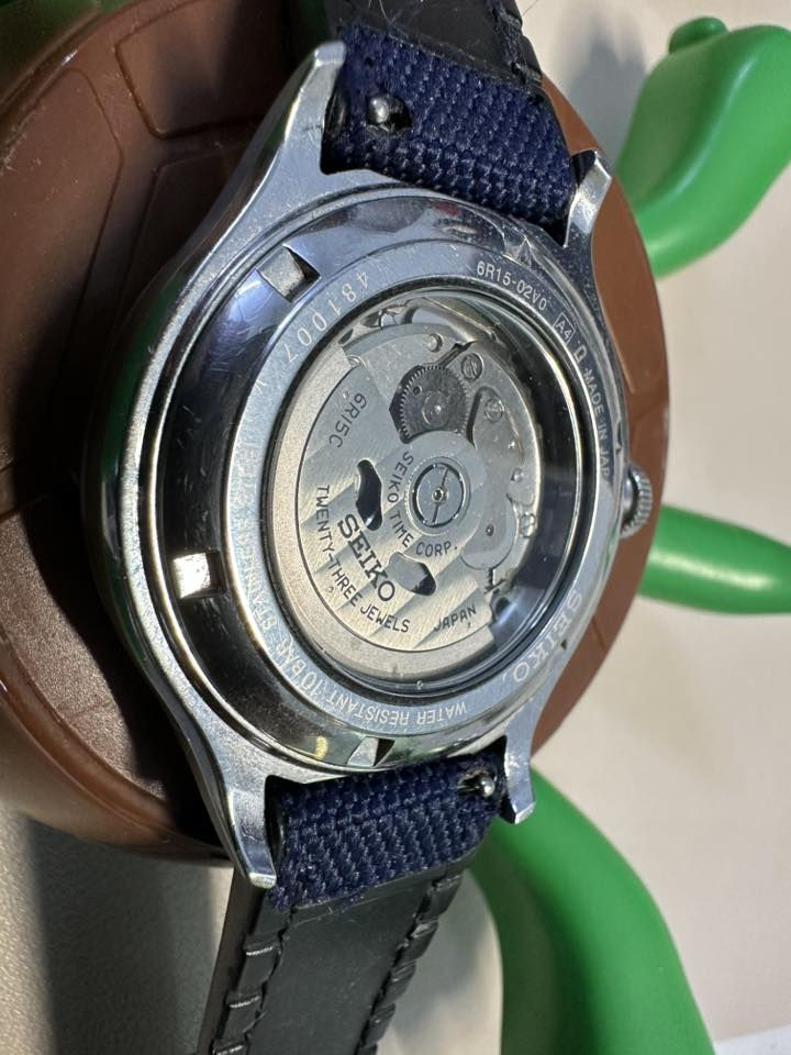 سلام عليكم 
ساعة سيكو SARG015 ساعة نادرة جدا من سيكو 
المحرك : seiko epson 6r15 نفس الي موجود بالويلارد و الالبنست 
الجام : الجام ياقوت مضاد للخدش 
المينا زرقاء صبغ طبيعي 
قطر الساعة : ٤٢ ملم 
الصناعة يابانية تماما حتى العقارب 

سعر الساعة حاليا يتراوح ما بين ٦٠٠ إلى ١١٠٠ دولار أمريكي 

ابيع اعلى سعر إذا سعر ناصي جدا ما ابيع 
الساعة بدون مرفقات


**إذا كنت صاحب هذا الإعلان وتريد حذفه لأي سبب، رجاءا أرسل رسالة إلى الدعم الفني**
