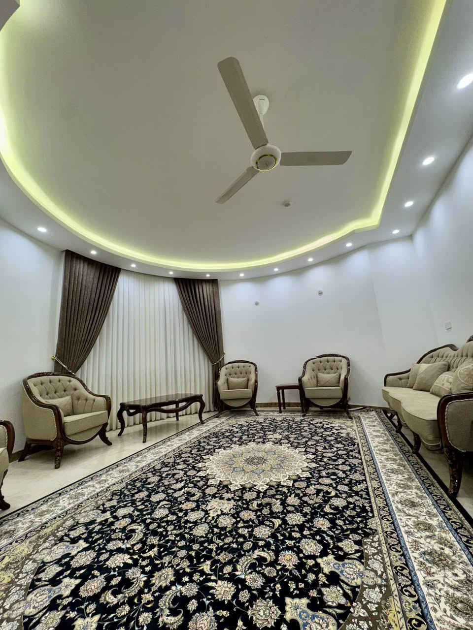 بيت 200 متر حي السلام خلف التجاري
المكان موقعه جداً مميز 
بناء سنة 2021 مرمر 
خلف التجاري مال شارع كراج بغداد 
طابقين 4 غرف نوم 
رقم العقار 79119
***********
