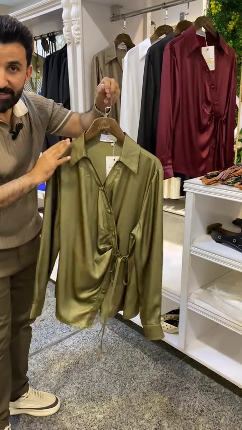احلى قميص باحلى سعر ❤️💙  .. القميص #ترتد   تعالي شوفي هذا الفيديو .. سعر التوصيل 5 الاف دينار  بغداد وكل المحافظات 🚖  العنوان : بغداد الدورة سوق الاثوريين شارع نادي المجتمع العائلي رقم الهاتف ***********___***********  .. . . . . . . #ملابس #ازياء #اكسبلور 
