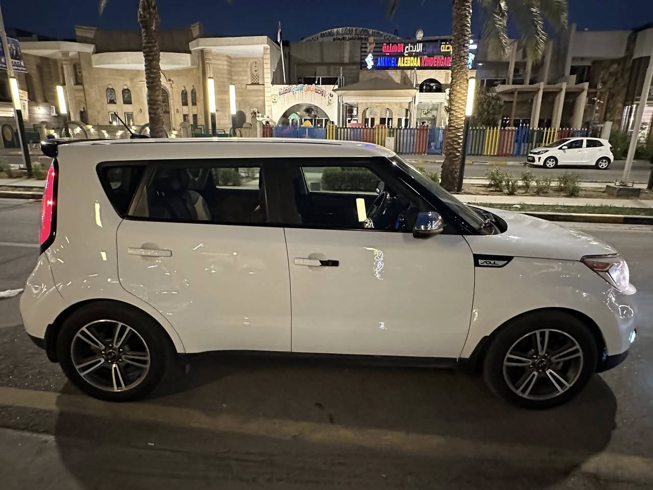 السلام عليكم
للبيع كيا صول 2019 . وارد امريكي

رقم بغداد باسمي
‬
ماشية 70 الف 

محرك 1600 جي تي اي

كامرا خلفيه

3 انظمه قيادة

تحكمات ستيرن

مثبت سرعة

الحادث : بيهه اربع قطع صبغ . والحادث وموضح بل صور

سعره 110 بيها مجال بسيط

مكان سيارة بغداد اليرموك
للستفسار اكثر للتصال على الرقم👇

 ‬‭٠٧٨٢ ٣٣٥ ٩٠٣٤
