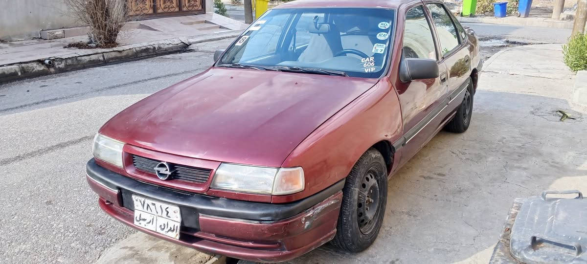 ئۆپل ڤیکترا مۆدیل 1993 
مەکینە 20 ی گێر ئۆتماتیك
گێر و مەکینە و تەقە و رەقە و کارەبایی ەشەرت
بۆیاغ عام ی جوانی  جەمپپێکی زۆر خەفیفی پێش و پشتی هەیە 
سەنەوی 2020 بەسەرچووە تحویل و غرامەی بەشەرت
سەیارەکە زۆر خاوێنە قفل مرکزی و پاوەر و ABS  گەرمی ئێش دەکا ناو غورفەی خاوێنە 
سعر 37 وەرەقە و مەجال
***********  کورک و واتساب أربيل, العراق
