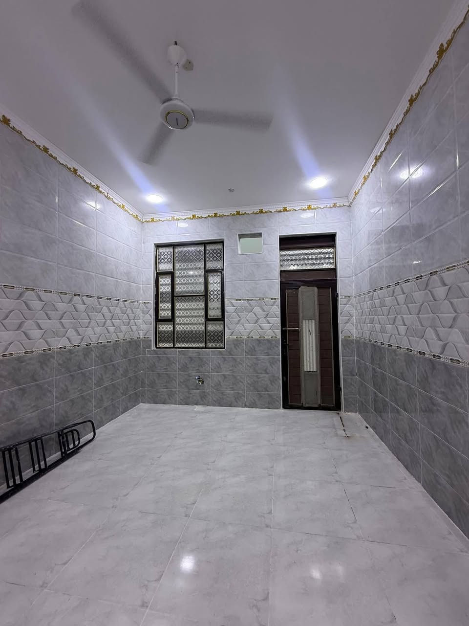 ألسلام عليكم ورحمه الله وبركاته
***********
توفر دار سكن للبيع

بسعر مناسب حسب الموقع

بناء حديث تسليم مفتاح

مساحه 200 م
شارع 10 متر
جميع الخدمات متوفره

منطقه سكنيه مرتبه هدوء

#سعر 97مليون وبي مجال

محتويات الدار
كراج

ديوان كبير

صاله واسعه

غرف منام 2 

مطبخ واسع
صحيات خارجيه داخليه + مناور

نوع العقار طابو ملك صرف زراعي عراقي سند 25

العنوان البصره حمدان البز قرب جامع فاطمه

للأستفسار ***********
