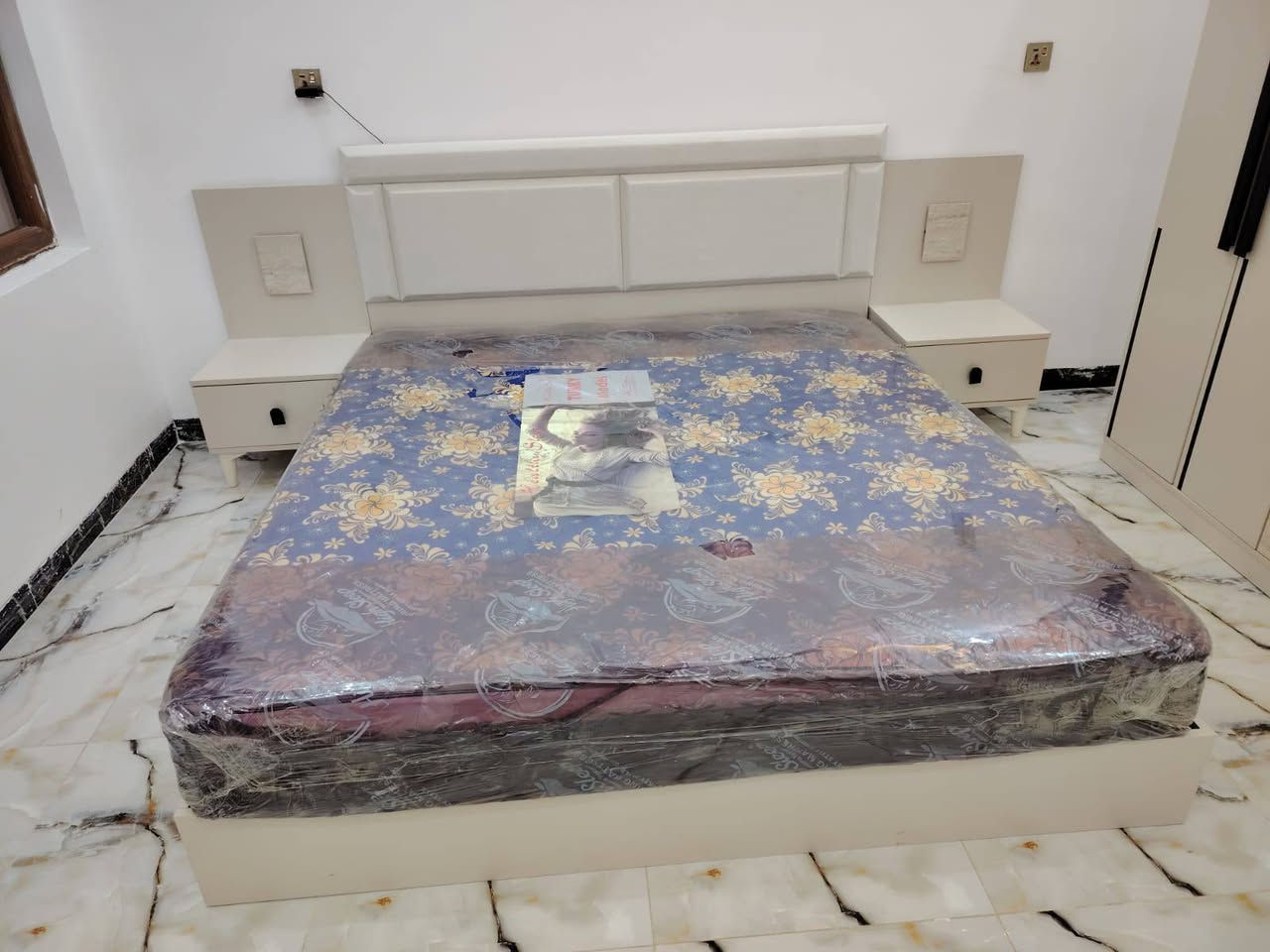 الغرفه البارحه اشتروها بس معجب العروسه ويردون يبيعو مثل متشوفوها بس شدو فارغه ودوشك بجيس الغرفه يوم واحد بس ماخذي سعرها 550 ويه دوشك  ***********
