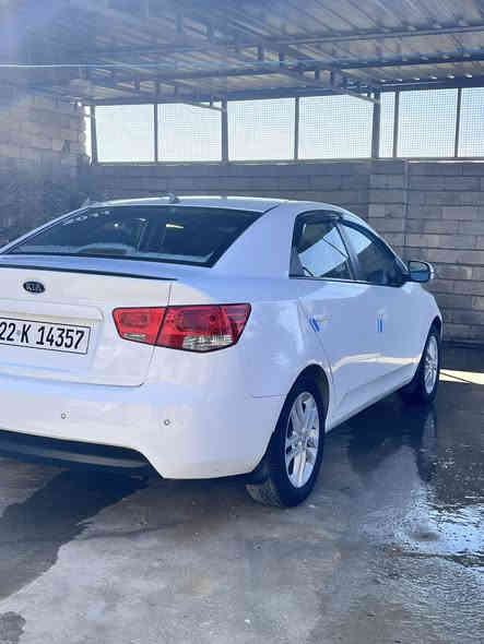 السلام عليكم 
كيا سيراتو رقم اربيل موديل 2011 
حجم المحرك 16 
كير ومحرك وتبريد كلها شرط
ما بيها اي ضربة عنده فقط شخطه مأشر عليه بالصورة
للاستفسار خاص او واتساب 
***********
