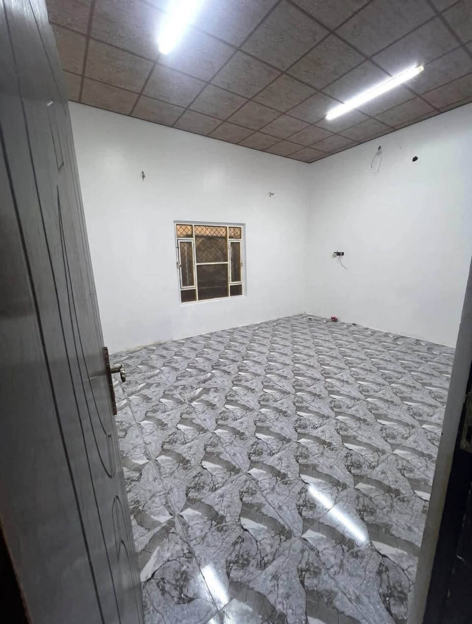 بيت للبيع في الجزيره الفيروزيه شارع ١١ تبليط شارع مرتب  مساحة البيت ٣٠٠ يحتوي البيت على غرفتين واستقبال وصاله ومطبخ وكندور ومنور مفتر على البيت  والارضيه بورسلين والكراج يسع سيارتين وحديقه زرع كبيره والطابق الثاني واصل للسقف نظام الشقق أربع غرف ويصير درج خارجي للشقه ينزل على منور جانبي يطلع على الكراج ويمكن فتح باب مفصول للخارج والشقه ثانيه مشتركه مع البيت تنزل على الدرج الداخلي بناء البيت بلوك والطابق الثاني فرمستون.

رقم الهاتف:***********
