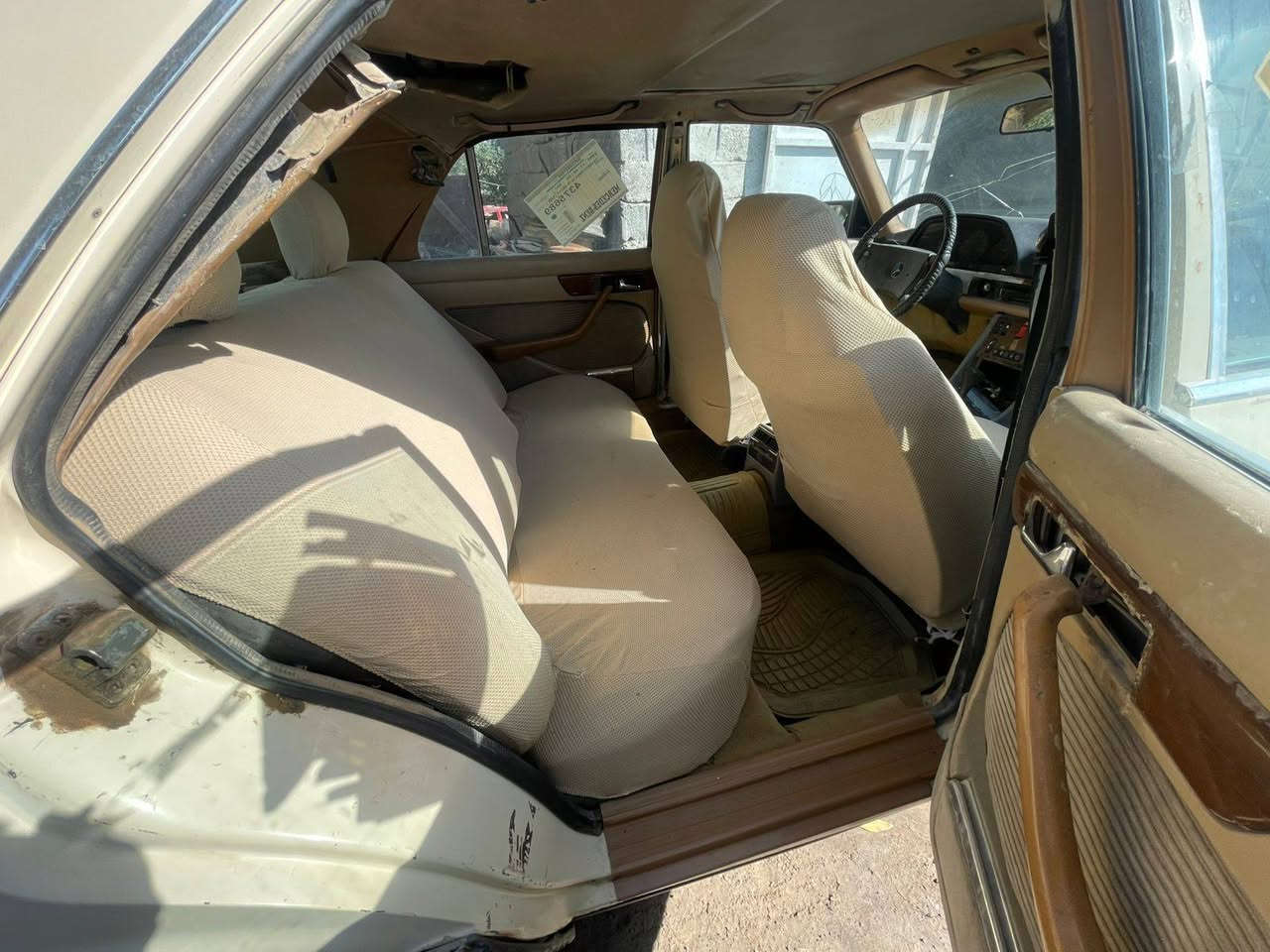 السلام عليكم سياره للبيع رقم بغداد حايز ثالث راعيه موجد محرك بطه 300مكفوله سياره بلاديه مكان واسط قضاء الحي مابيه كل ناقص محرك محرك وكير جديدات *********** سعر23
