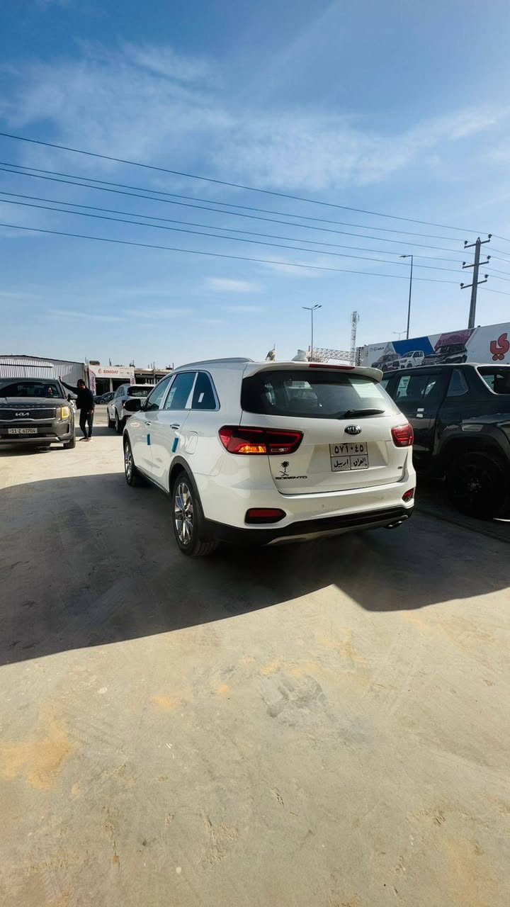 السلام عليكم سورينتو20 خليجي اربيل جديدة مكفولة شرط السونار ماشيه94 الف 
مواصفات
مكينة 6سلندر
7 راكب
بصمة ابواب وتشغيل
بردات جانبيه
حساس امامي خلفي 
شاشه كامره دوارة
شاحن لاسلكي
صندوق كهرباء
مرايات كهرباء
دبل شباك
لد امامي خلفي
مود درايف
لايت زنون 3 عدسات
دبل كشن كهرباء وجلد

واسط الزبيدية 
***********
***********
