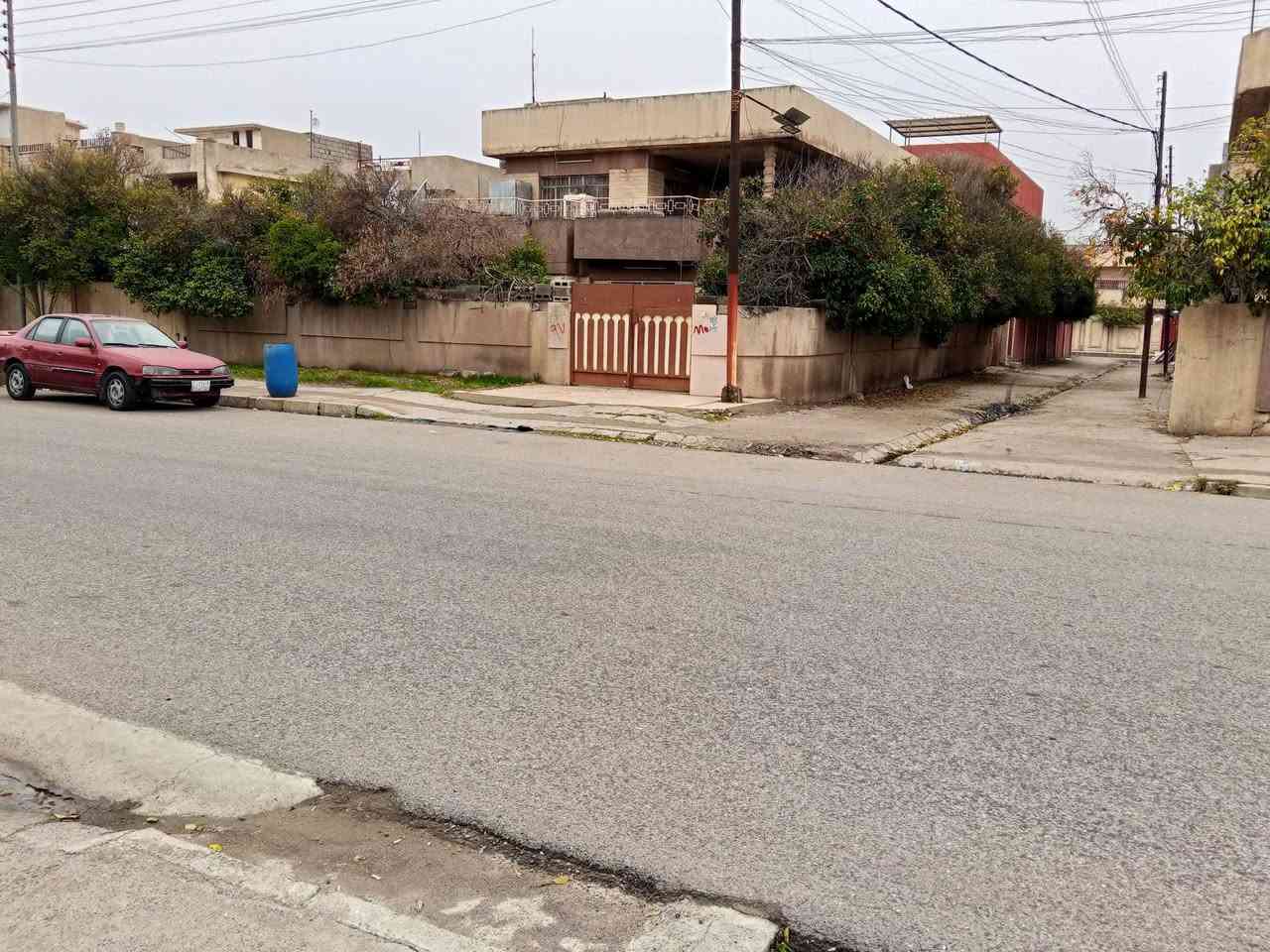 السلام عليكم دار للبيع في حي الاعلام مساحه الدار 345م واجهه 15 عمق 23 م الدار ركن موقع مميز عرض الشارع 20م  رصيف 5 م  عدا عرض الشارع سعر المتر مليون و350 وبي مجال الدار للورثه وجاهزين للبيع للاستفسار اكثر الاتصال ع الرقم
***********
