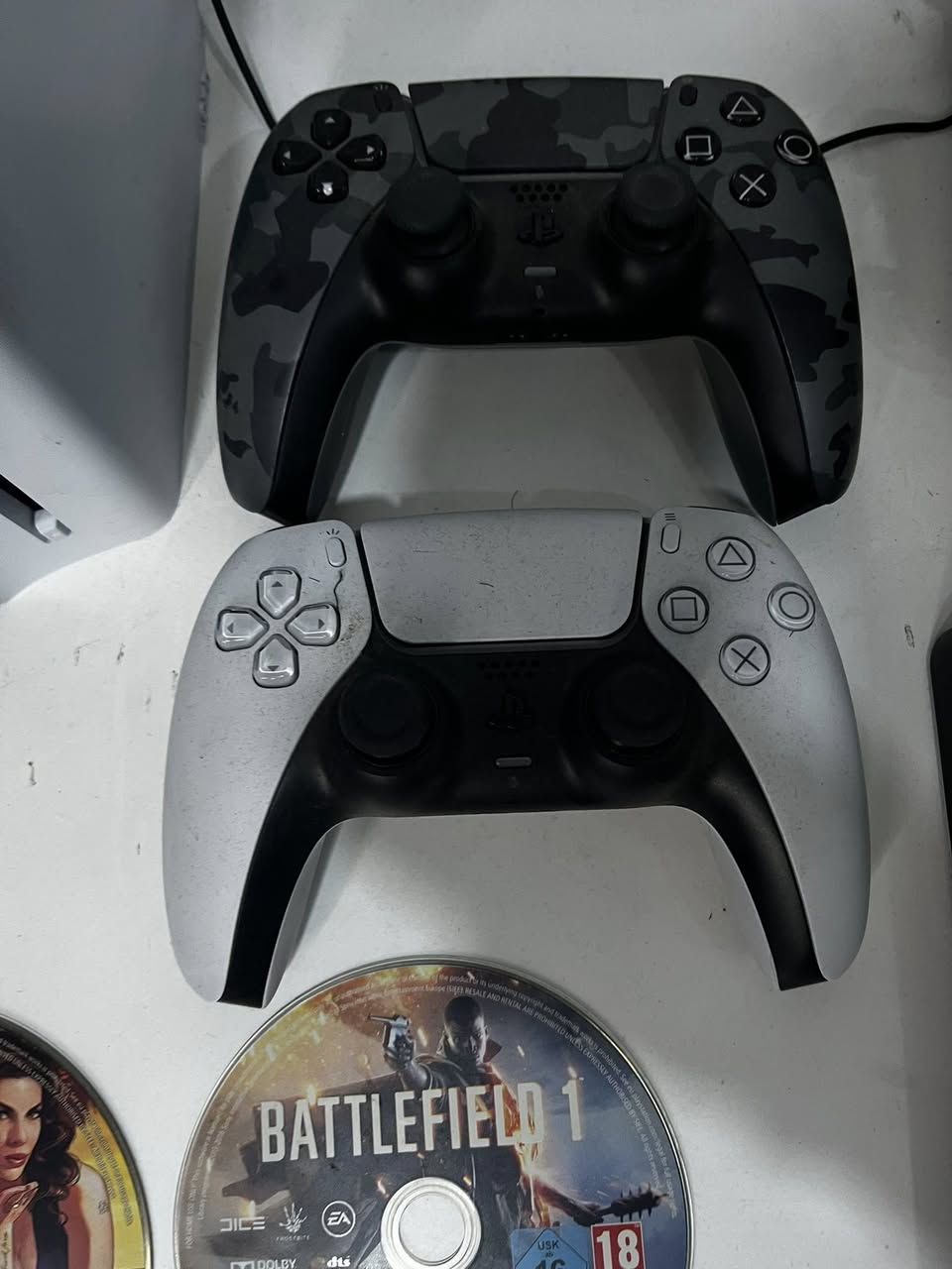 سلام عليكم بلي 5 سلم للبيع مع اقراص ٣ بيس 2019
باتلفيلد1
جي تي اي 5
مع يده إضافيه مال بلي ٤ تنلعب بال بلي ٥
البلي جدادته ٩٩ ٪؜
كلش نضيف موجوده غراضه وكارتونته السعر ٧٣٥
بي مجال جداً بسيط
***********
المكان كراده داخل 
موجود واتساب وخاص
