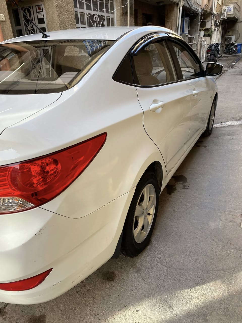 سلام عليكم اكسنت للبيع موديل 2013 موصفات شركه القلم سياره مكفوله من صبغ والبارد ماشيه 61 الف بيه رصعه بل باب الخلفي صغيره سعر110 رقم الهاتف ***********
