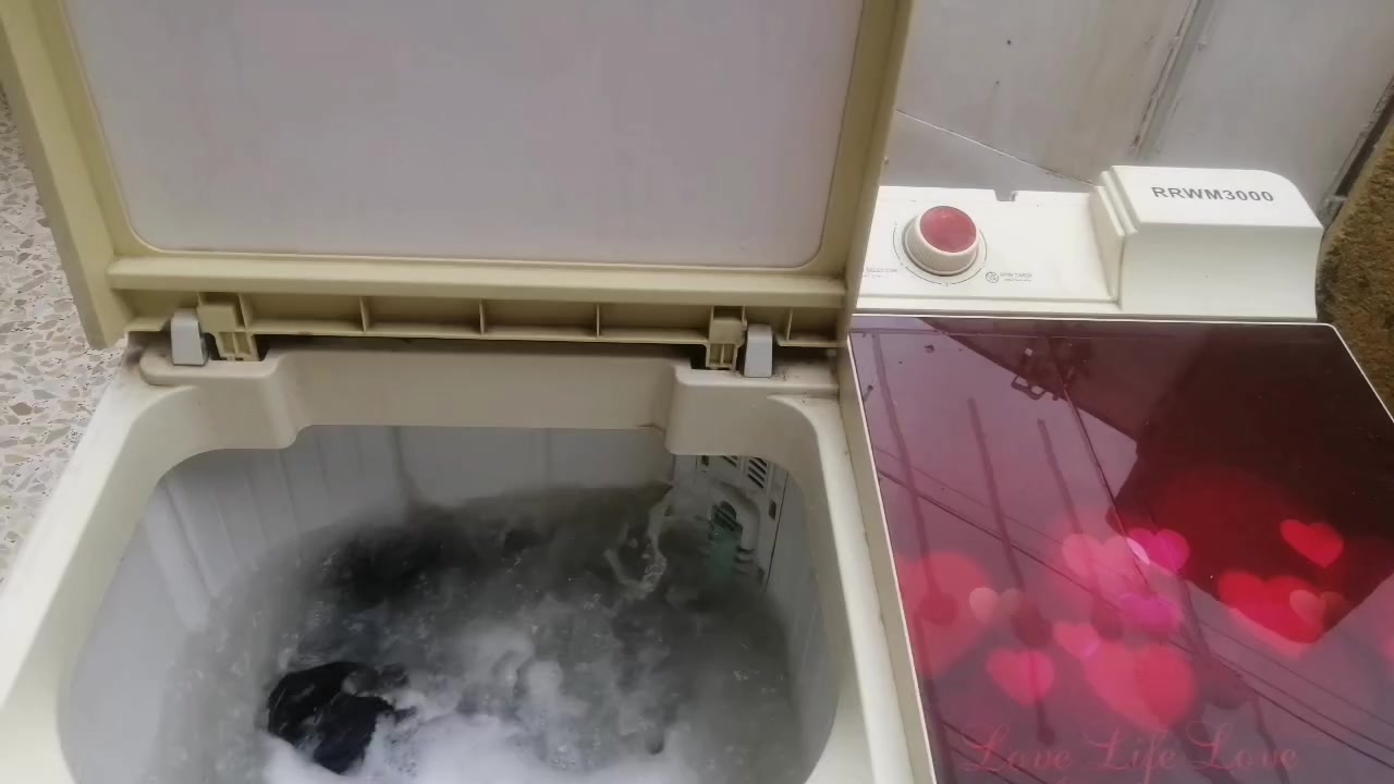 غسالة نوع رويل الرحماني حجم ١٤ كيلو شرط الشغل غسل وتنشيف ٦٥ الف العنوان البصرة الحيانية الشراي يتصل ***********
