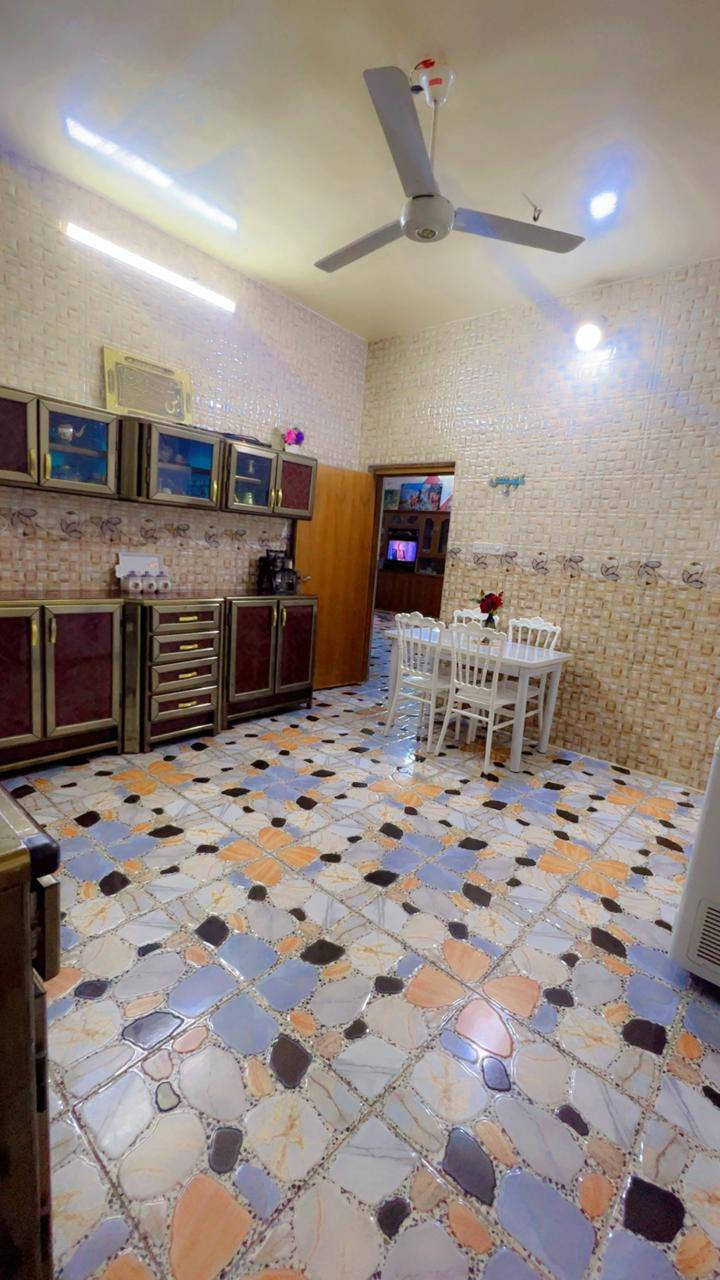 🥀الدار للبيع او مراوس حي القادسية 🥀
🥀 لبيت مساحة 200 متر لواجهة  10×20 
🥀 يحتوي على 🏣 6 غرف نوم  صالة مطبخ حولي كراج حديقة  مخازن عدد  لبيت نضيف  
🥀 عرض شارع 20 متر  مراوس اكون بيت نضيف ومساحة 100 او 150 متر 
🔴 السعر  155 قابل لتفاوض كة نقد اما مراوس حسب لقناعة 
☎️***********////***********
