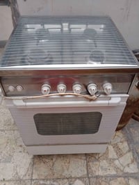 طباخ ٤ عيون • مع فرن • يحتاج تنظيف