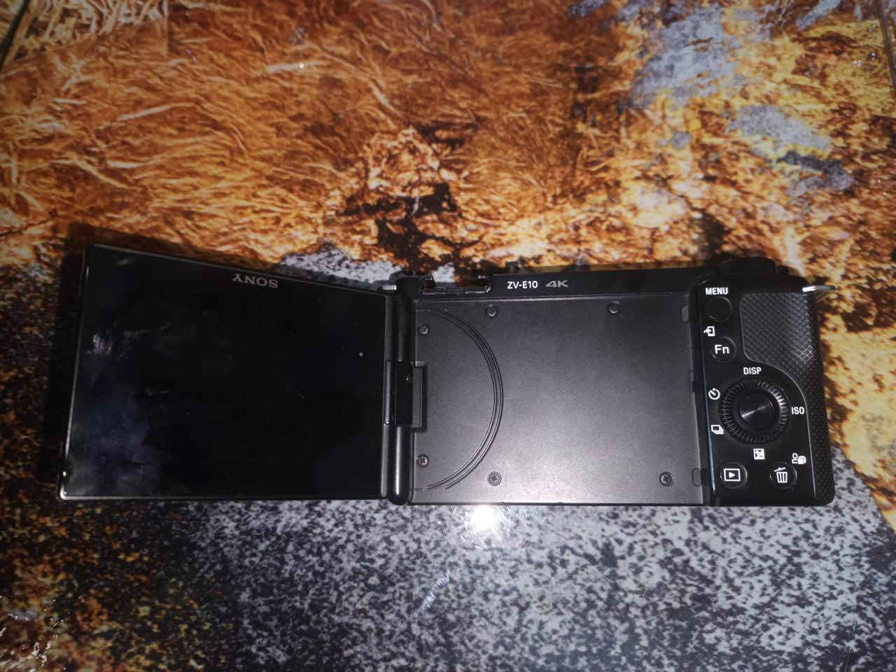 للبيع: وحش السوني Sony ZV-E10 (مستعمل نظافة فول 100%) 📸
لأصحاب المحتوى والفلوقات والسينمائي، متوفرة كاميرا Sony ZV-E10 (Mirrorless) بحالة الوكالة، نظافة تامة جداً (فول نضافة) مع أقوى عدسات العزل والحدة:
الباكيج الأول (للعزل القوي والحدة):
• الكاميرا: Sony ZV-E10 (جهاز نظيف جداً والسنسور مراية).
• العدسة: Sigma 30mm f/1.4 DC DN (Contemporary).
• الأداء: فتحة عدسة عملاقة f/1.4 تنطيك عزل خلفية (بوكيه) خيالي وأداء جبار بالإضاءة الضعيفة.
الباكيج الثاني (للبورتريه والنتائج الاحترافية):
• الكاميرا: Sony ZV-E10.
• العدسة: Sony FE 50mm f/1.8.
• الأداء: عدسة فول فريم، تعزل الخلفية بشكل احترافي جداً ومثالية لتصوير الأشخاص واللقطات القريبة.


**إذا كنت صاحب هذا الإعلان وتريد حذفه لأي سبب، رجاءا أرسل رسالة إلى الدعم الفني**