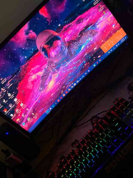 للبيع تجميعة كمبيوتر كاملة مع جميع الملحقات
(بدون ميز وبدون كرسي)

📍 المكان: السليمانية
📞 التواصل واتساب فقط: ***********
⚠️ ملاحظة: يُرجى التواصل عبر الواتساب فقط، الاتصالات لا يتم الرد عليها.

---

🔥 مواصفات الجهاز:

المعالج: AMD Ryzen 5 5500 — 3.60GHz

كرت الشاشة: NVIDIA GeForce RTX 3060 — 12GB

الرام: 16GB

التخزين:

SSD بسعة 1 تيرابايت

HDD بسعة 1 تيرابايت

النظام: Windows 11 Home

الكيس: إنارة RGB كاملة

---

🎮 الملحقات المشمولة:

دركسون كامل

كيبورد عدد 2:

واحد ميكانيكي RGB

واحد عادي

ماوس عدد 2:

واحد احترافي

واحد براند RGB

سماعات خارجية

سماعات داخلية (Headset)

UPS سعة 1500VA

شاشة مقوّسة 27 بوصة — 144Hz

---

💰 السعر: 1,250,000 مليون وربع

🔵 التجميعة نظيفة وشغّالة 100%، جاهزة للألعاب والعمل الثقيل.
