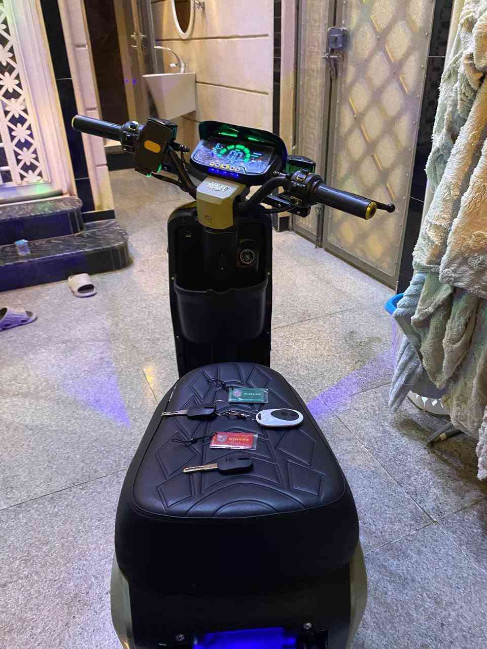 السلام عليكم دراجه للبيع ار 9 موديل 2026 بطاريات 30 امبير اخت الوكاله صور مواصفات مكانه بصره الزبير السعر 550 وبيها مجال بوكاني بصره الزبير رقم الهاتف ***********
