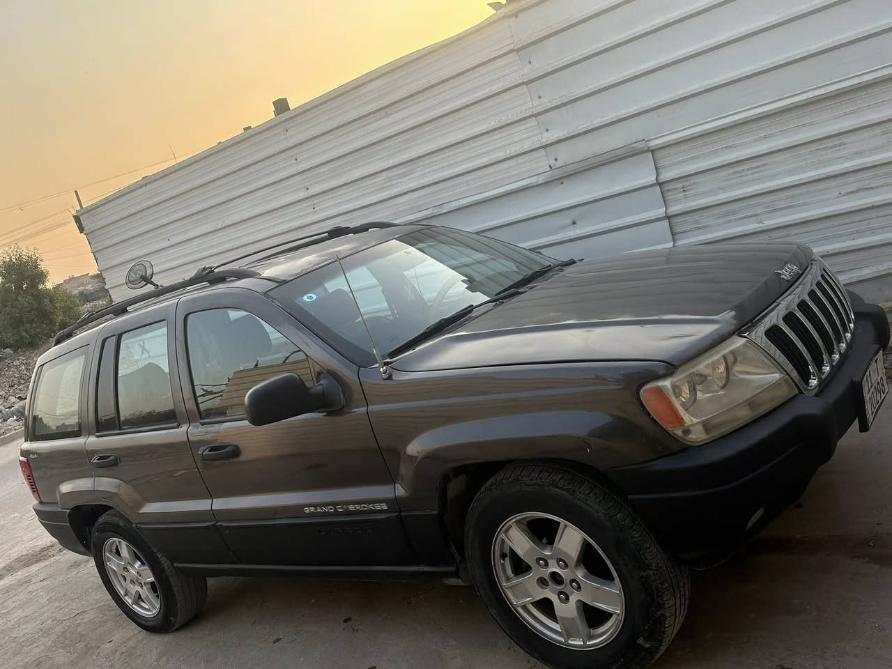 السلام عليكم جيب شيروكي مديل 2000 بسمنه سنويه ل 29 لاضربه ولا تبديل بلاديه مكينه بلادي كهربائية شغاله سياره خير من الله مكاني بغداد البلديات اي ستفسار اتصل ***********.      السعر 66 بيهه مجال
