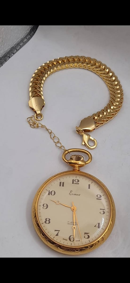 ساعة جيبية اصلي سويسري ماركة ايروماكس تغليف ذهب 18 نظافة ممتازة جدا وتوقيت بكبن  ،،،
***********      واتساب
