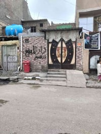 بيت للبيع حي طارق شارع الوسط قريب عل شارع ٤بيت طابو صرف يتكون من غرفة2...