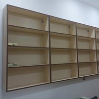 للبيع رفوف خشب للمحلات والمعارض بحالة جيدة ✨ 🔹 رف جداري: • الارتفاع: 1...