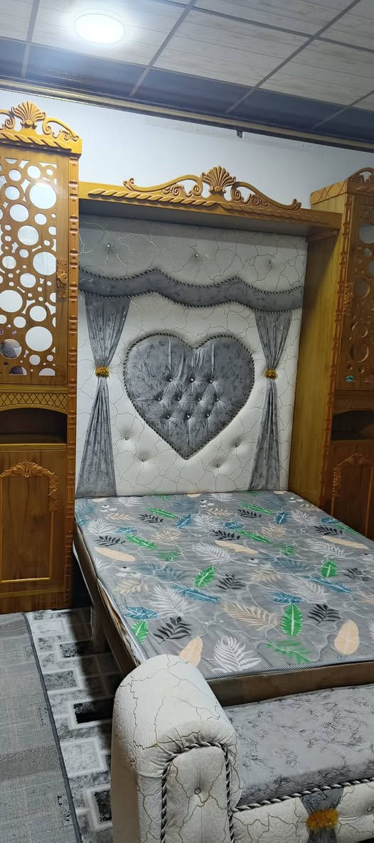 عندي غرقه اخشاب فصال ثقيله ونضيفه شرط اخو الجديد
مستخدمه شي قليل للبيع العنوان موصل سهل نينوي برطله 
رقم الهاتف ***********
