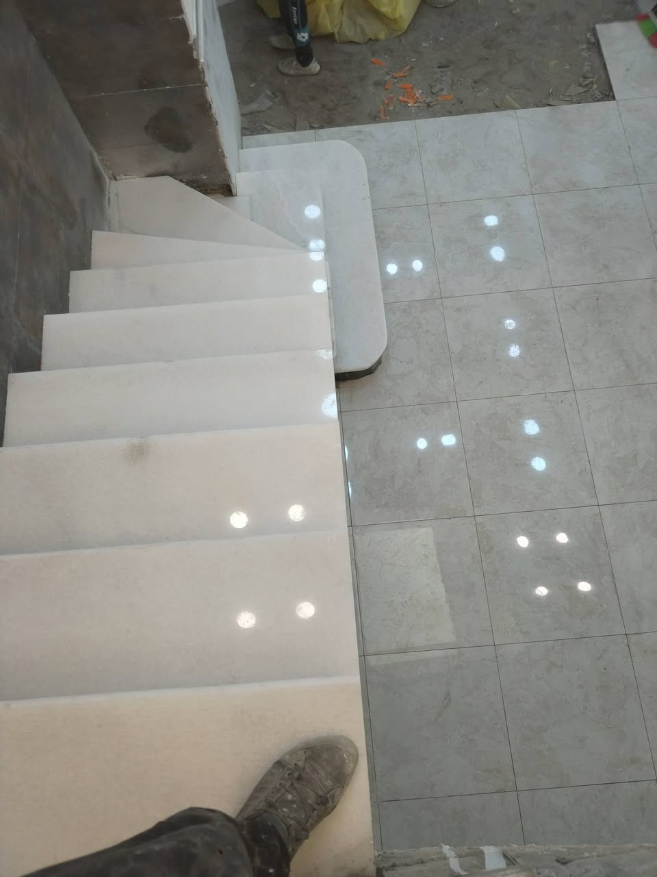 ابو عباس (***********) لعمل السيراميك واللوح البورسلاين والمرمر _ارضي _جداري _بايات درج شغل شرط درجة اولى بالطرق الحديثة تريد تصفير أرضية موجود وبكل الطرق نشتغل يوجد واتساب
