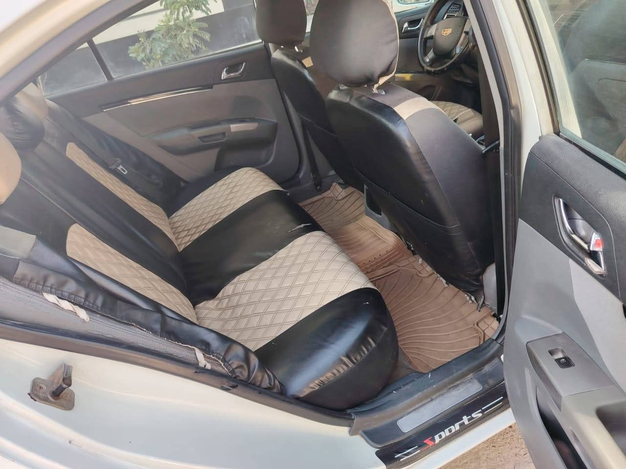 سياره للبيع ام كراند اوتماتيك موديل ٢٠١٣ بغداد لونها ابيض اي حادث مابيها رقم انكليزي سنويه ٢٠٣١ اي حادث مابيها نظيفه جدا تخم تايرات كير تبريد دواخل جلد شاشة ا باسمي  كامره خلفيه كهربائية محرك ١٨٠٠  العنوان بغداد الزعفرانيه اربع شوارع شارع اي استفسار على ***********
