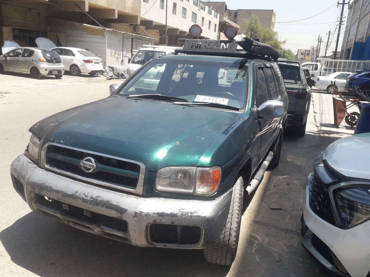 نيسان يد فندر  موديل ٩٩ طرف ثلاث بيه مكينه  ضعف عرضها ٤٥ بيه مجال رقم هاتف ***********
