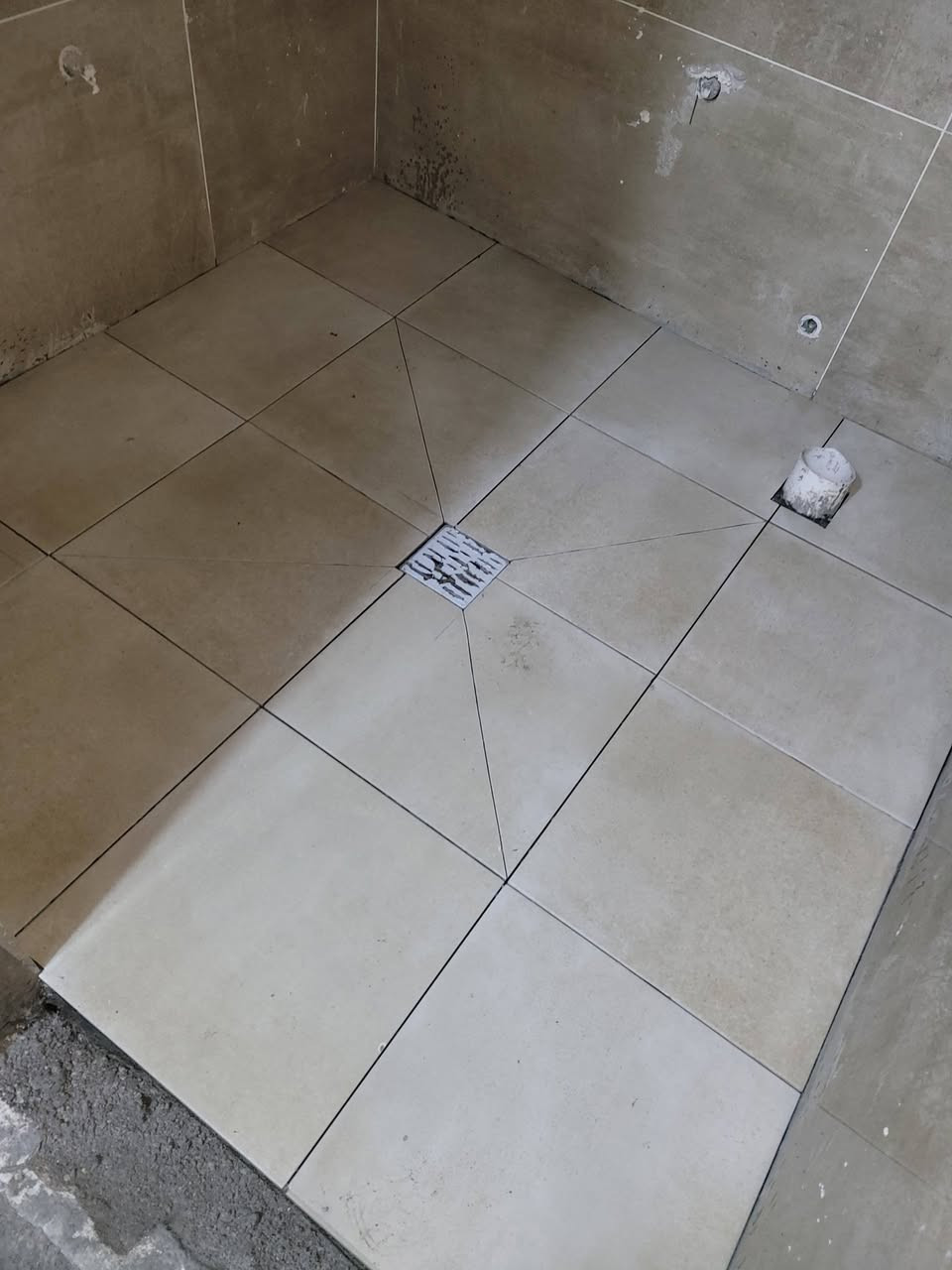 خلفه سيراميك متفرغ اشتغل متر يوميه شغل درجه اولى ارضي جداري
***********
