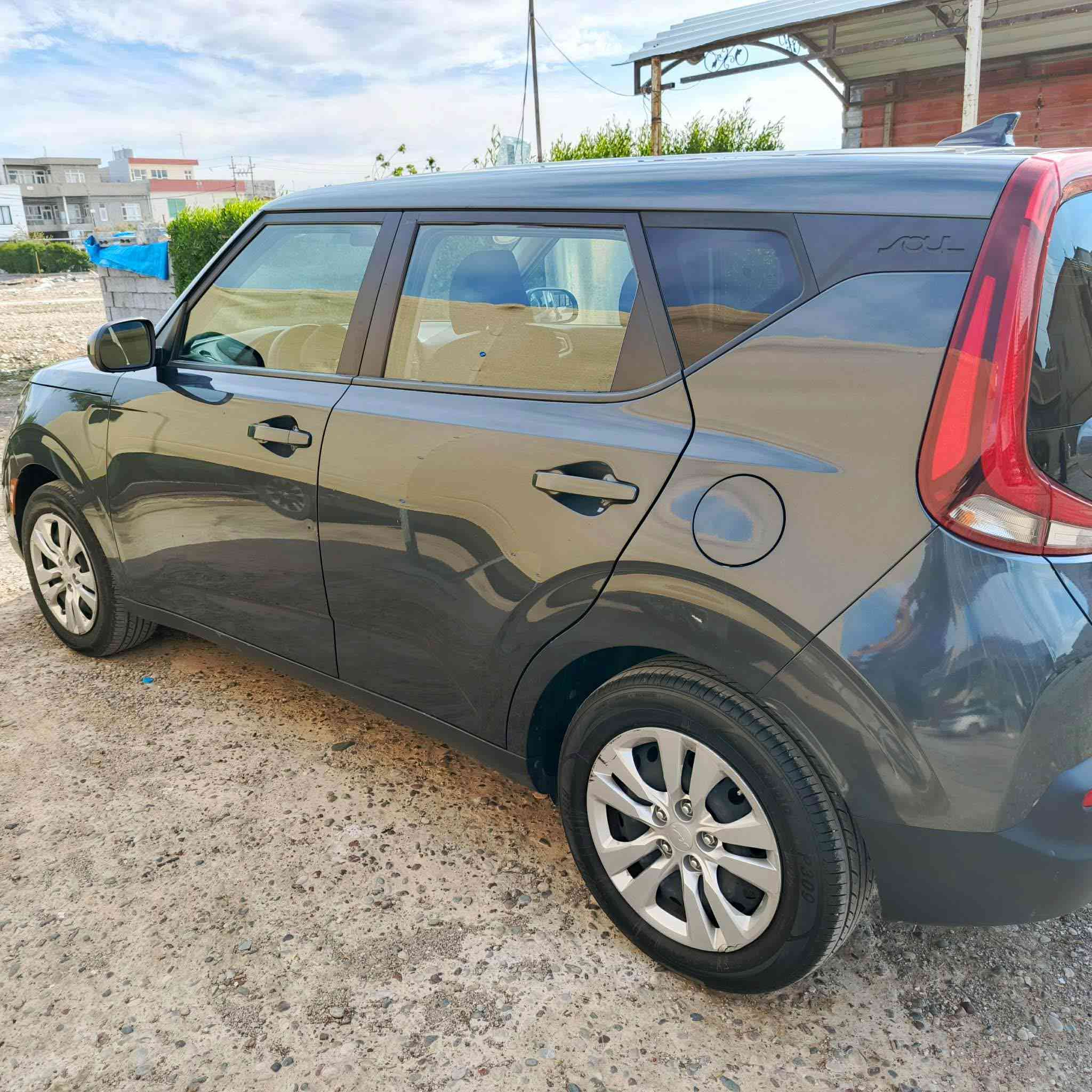 كيا سول موديل 2022
گيرومه كينه و ته بريد به شه رت 
سه نه وى ره قه مى نويه 
جوار تايه و ويلى نوى له ژيره 
يه ك پارجه ى بوياخه بى ليدان بى ئرباك
شوين هه ولير *********** أربيل, العراق
