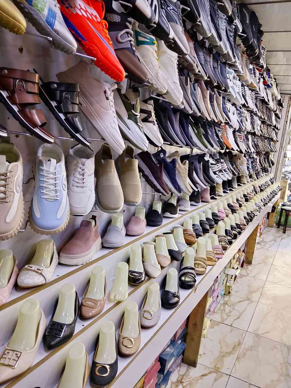 محل احذية للبيع ابيع ديكور فقط  او ابيعة كامل هوة والبضاعة من كلشي متروس بضاعة اعلان ضوئي وجامخانة وسقيفة كيسبان منضومة كاميرات شاشة بلازما سبلت 2 طن ميوزة mdf المحل جاهز من كلشي  انارة فول 

للأستفسار ***********
