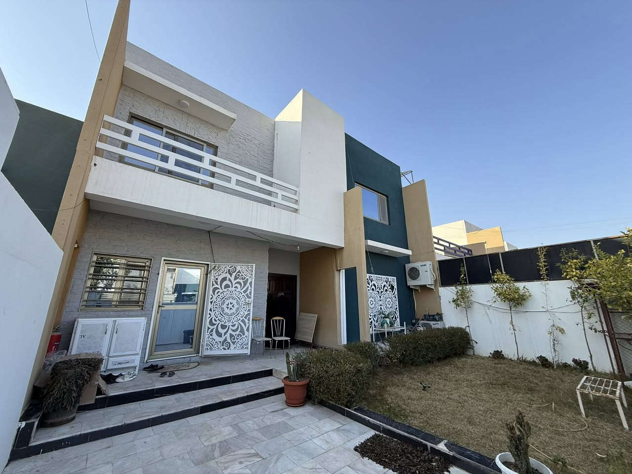 اللهم صل على محمد وآل محمد 
السلام عليكم ورحمة الله وبركاته 
دار للبيع مجمع قرية الغدير 2 محافظة النجف
مساحة 200 متر طابقين درجة اولى الدار ضخم ويتسع لعائلة كبيرة ويحتوي على أربعة غرف نوم سويت 
الدار كلش حلو ونضيف مثل ماموضح بالصور
قريب من الشارع الرئيسي واتجاه الدار شرقي
لمزيد من التفاصيل ولمعاينة الدار اتصل على الرقم
***********
