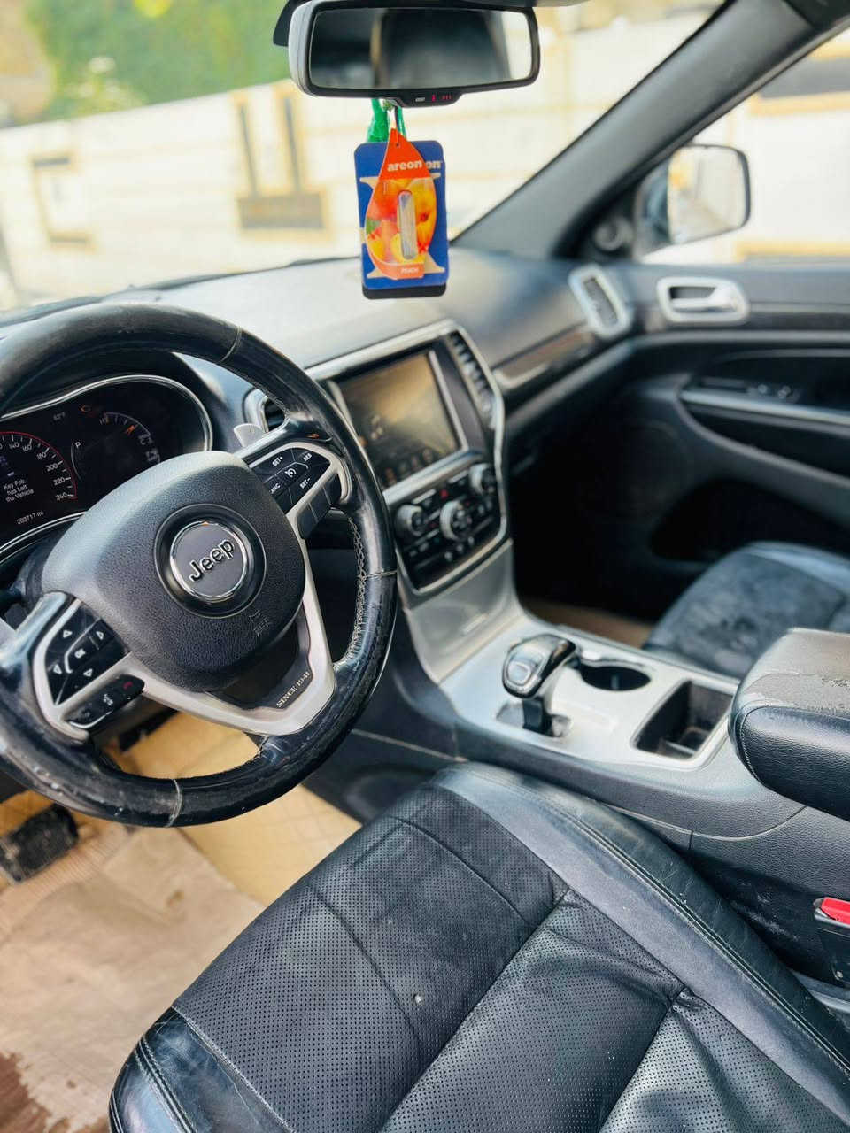 السلام عليكم
للبيع للبيع جيب شيروكي لمتدد فول مواصفات للاخير.. مكينه 3600كفاله بيهه 3قطع صبغ 
رقم بغداد باسمنه سنويه 2029تحويل وكاله حاظر.... السياره جديده وجاهزة من كلشي 
العنوان بابل الشوملي 
السعر 157
***********وتساب
***********
