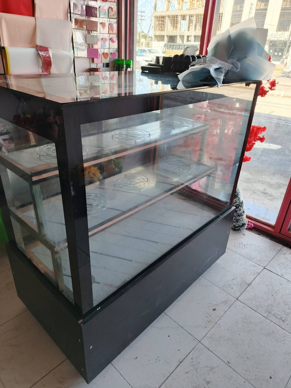 يالله للبيع عارضة كيك قياس 100في 120 تركي تبريد خير من الله السعر 550 و بيه مجال ***********
