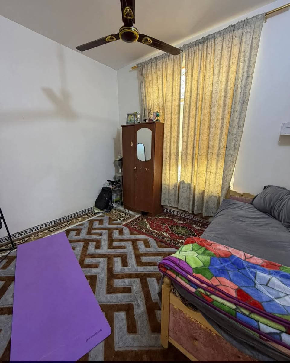 سلام عليكم
بيت طابقين بناء حديث 
ركن على 3 شوارع 

المساحه 110 سند 25 
تحويل مباشر 

3 غرف نوم 
كليدور استقبال 
3مجمعات صحيه 

كافه الخدمات 
البيت فارغ تسليم مفتاح 
عنوانه نادر الثانيه خلف مول أهل الخير القديم 

***********

التواصل واتساب
