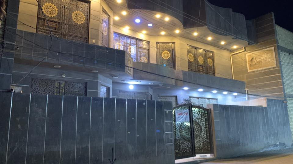 السلام عليكم بيت للبيع المساحة 200م البيت سنجيل على شارع وفرع في الدوانم شارع ابو الاحرار يتكون من 4غرف واستقبال ومطبخ وثلاث حمامات والغرف اسويتات +منضومة كاميرات وخدمات كاملة من ماء ومجاري وكهرباء للاستفسار المراسلة او الاتصال ***********
