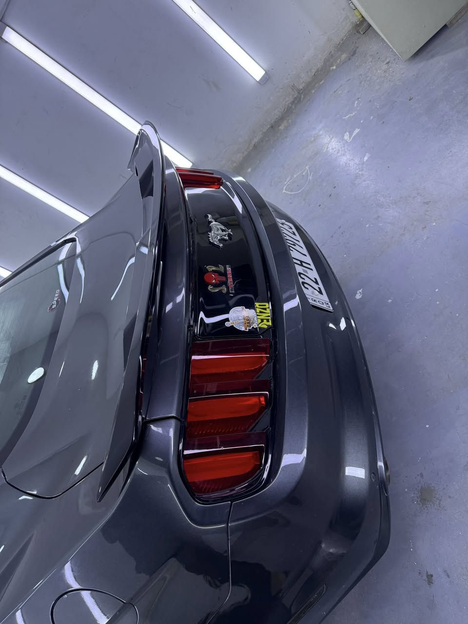 السلام عليكم 

موستانك 2017 ايكو بوست فول مواصفات للاخير 
كشنات جلد كهرباء تدفئة و تبريد 
انارة ترحيب 
شاشة كبيرة وكامرة ورادارات 
شعار موستانك بالارض بالابواب 
كتابة موستانك بالدواسات انارة 
انارة الكيجات و الدواسات والحافضات متغيرة 
انضمة قيادة متعددة 
سستم صوت 
تشغيل عن بعد 
تحكمات ستيرن 
بيها اضافة عطاس 
الماسدات متغيرة الاوان وبيها اضافة اسوار عين الشيطان 
السيارة باسمي تحويل ثاني يوم رقم اربيل 
رايدها 120 مستعجل على بيعتها 
عنواني بغداد الكاظمية 
كير ومحرك مكفولات
***********
