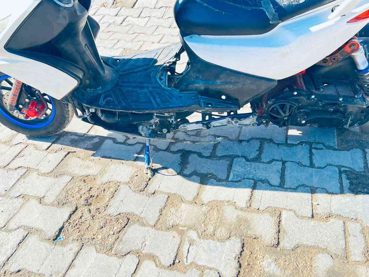 سلام عليكم حبايب هاي دراجه كدامك اني سويته بيدي من شاصي للدشبول كله خمس وخمسين مسويه بيدي كله اصلي  بس عوزه كفرات  فقط لا غير كله تزويد مثل ماموضح بصوره  السعر ب550 وبيه مجال حك جيه رقم ***********
