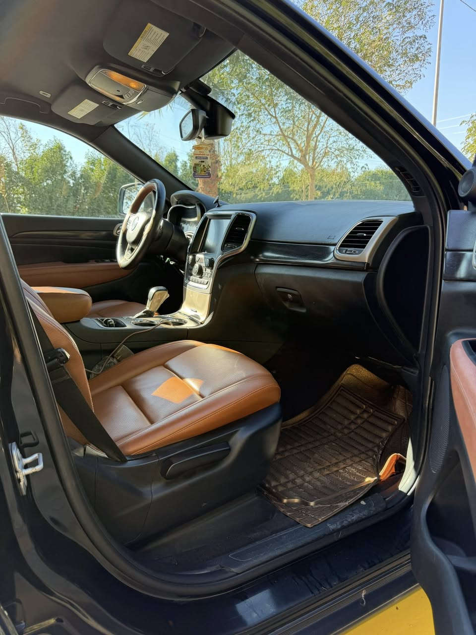 سلام عليكم اصدقائي .

جيب لاريدو 2017وراد امريكي للبيع رقم بغداد السياره بيه صبغ قطعتين فقط جاملغ وبنيد حادثه تافه جداً  سوناره مرفق ويه اخوان السياره معقوين ومنتهيه مدته يعني السنويه نافذه صار اله سبوعين اكفل الك تحويل باسمك السياره خير من الله كير مكينه حداديه 
مكان السياره ميسان العماره 
***********
بالعافيه ع الياخذه 
سعرها ٢٠٥
