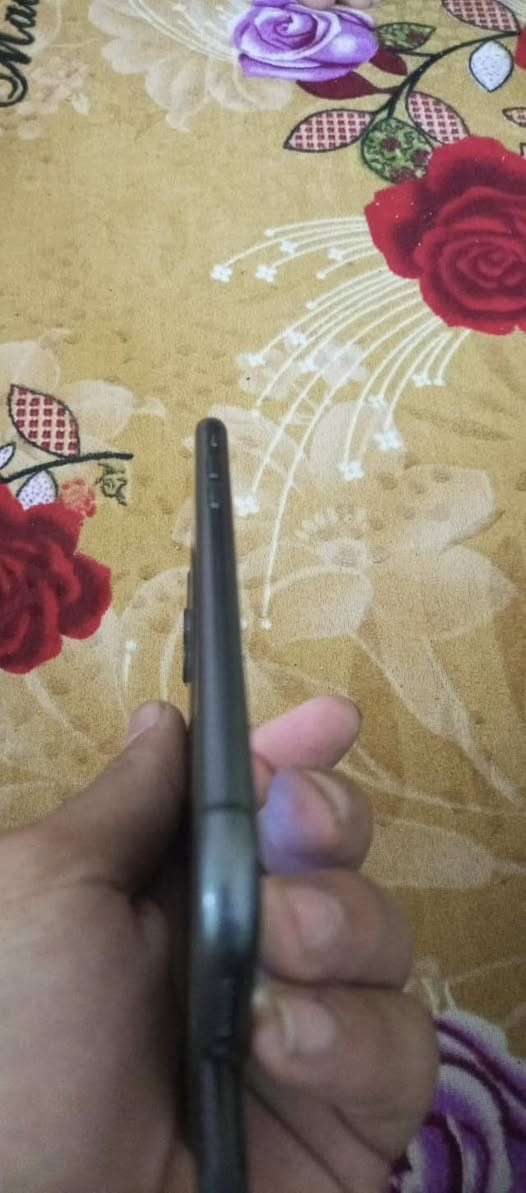 سلام عليك جهاز نضيف ما بدل بيه غير لاقطه صوت بطاريته ٧٦ مروس او بيع ٢٠٠ *********** فيس ما متوجد بيه هاذه ترديد تتصل تريد واتساب بيه
