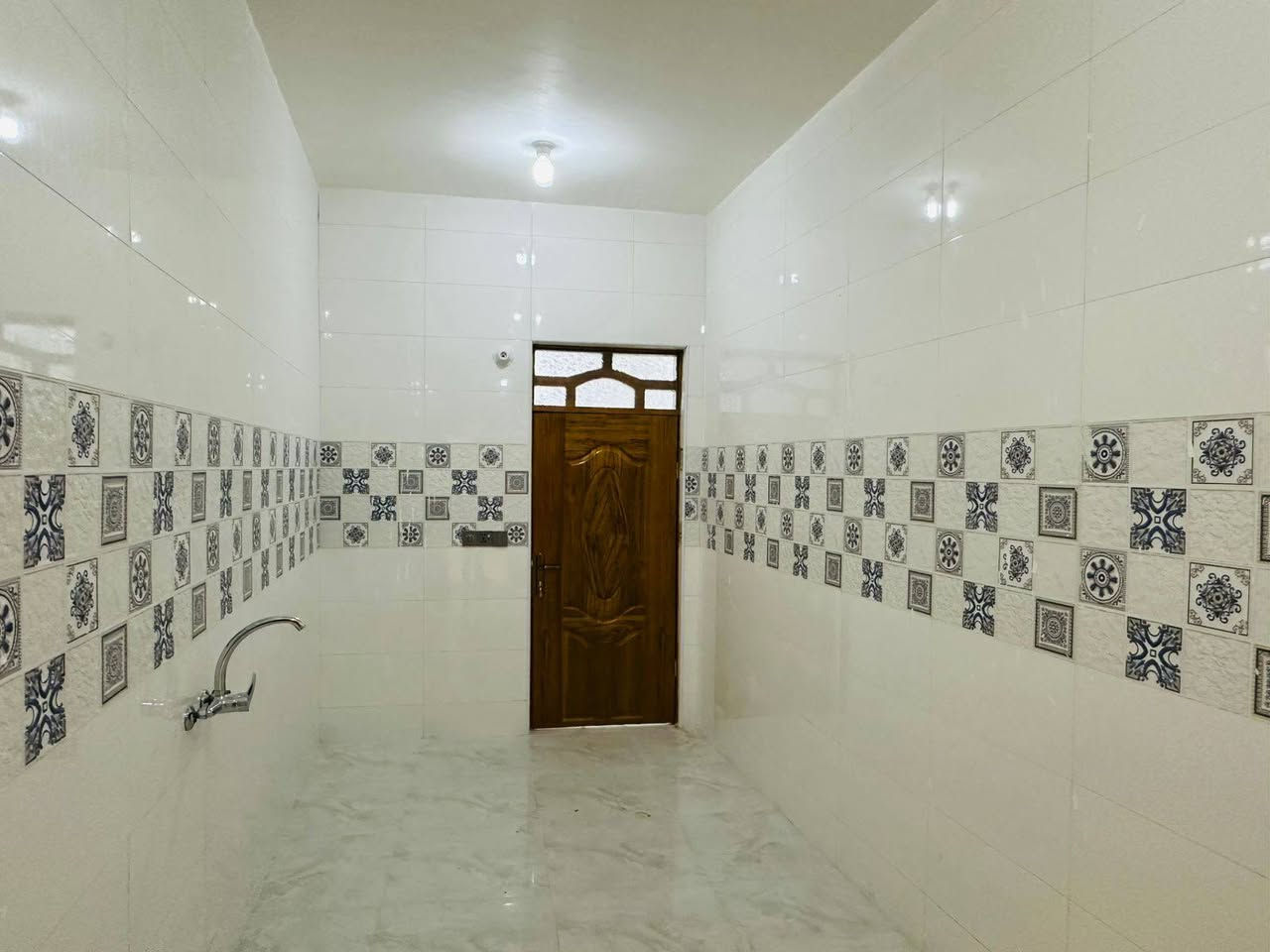 سلام عليكم بيتين ب 4000اسكان الصناعي ثاني بيت عن شارع البوفياض الحولي قريب على مدرسة الحريه  مساحه 120 متر 
سعر الواحد  90 وبيه مجال قليل 
***********
